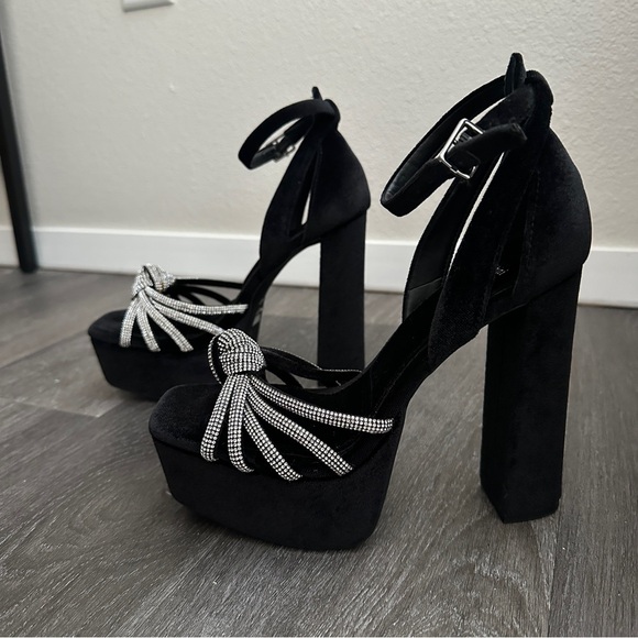 NWOB Gianni Bini Anissa black velvet rhinestone knot platform square toe heels - Picture 5 of 7